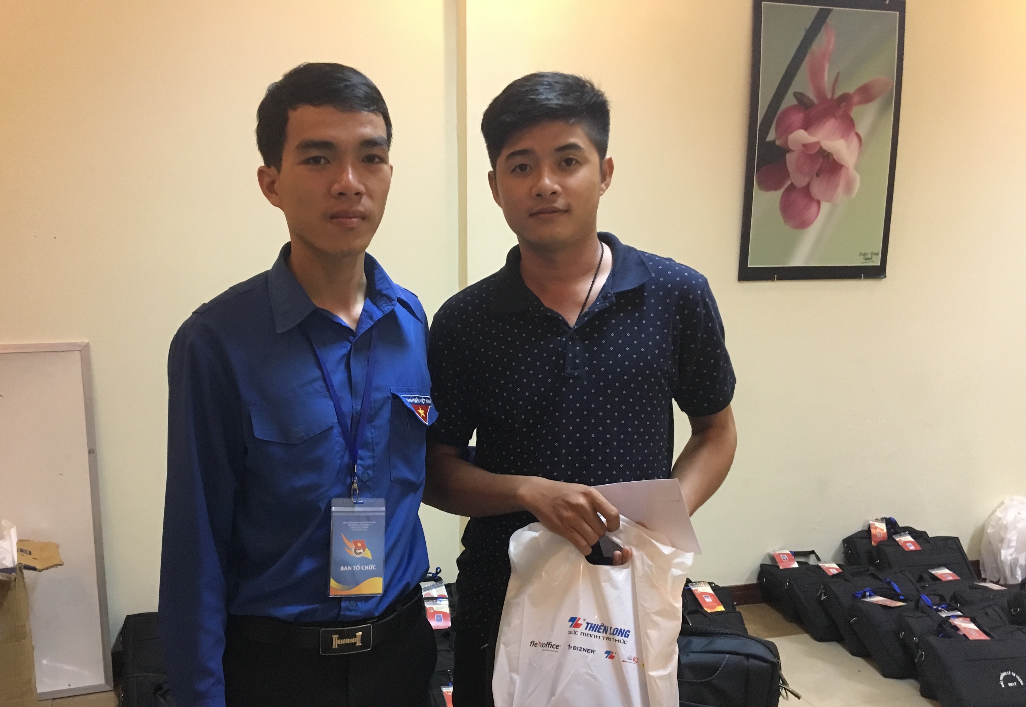 Thiên Long dành tặng các phần quà thiết thực cho các thanh niên trẻ.