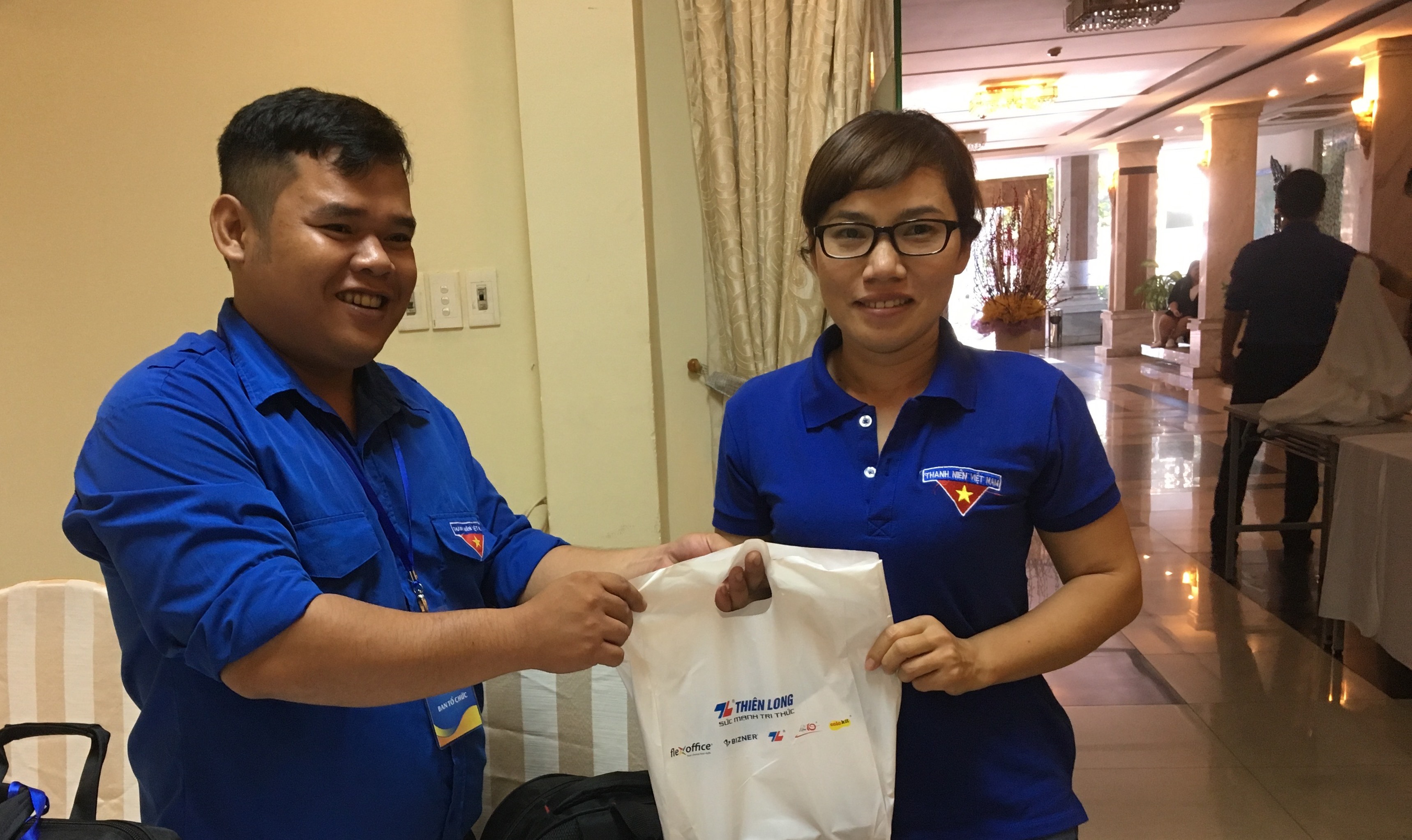 Mỗi phần quà của Thiên Long gồm một cuốn sổ tay và một cây bút chì bấm Bizner cao cấp 