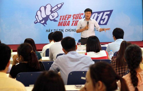 Tư vấn truyền hình trực tuyến mùa thi năm 2015. 