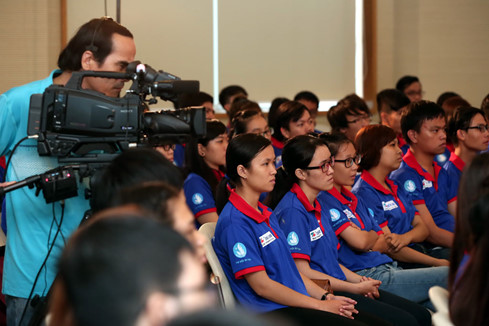 Nhiều tình nguyện viên và thí sinh quan tâm đến chương trình Tiếp sức mùa thi. Nhiều tình nguyện viên và thí sinh quan tâm đến chương trình Tiếp sức mùa thi.